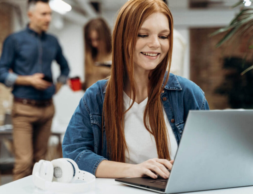 smiley-redhead-business-woman-working (2)